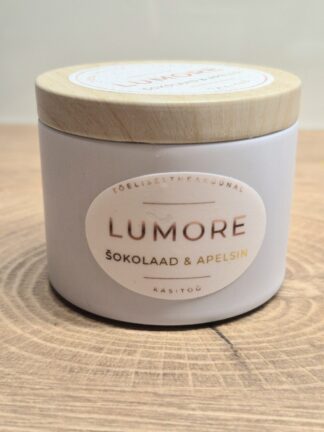 šokolaad ja apelsin valge tops